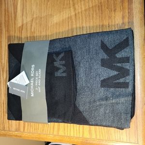 MICHAEL KORS (REVERSIBLE) HAT & SCARF SET